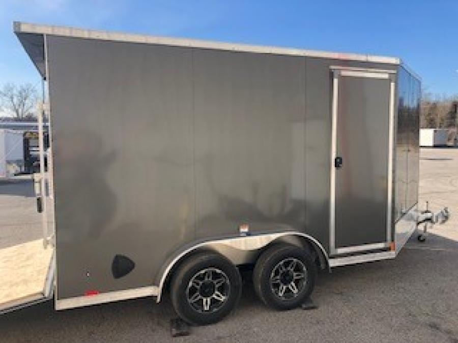 **** CLEARANCE ****     RC Trailers ARST 7.5×17 tandem-axle wedge enclosed trailer, aluminum, 7′ interior height, rear and side ramp doors image 4