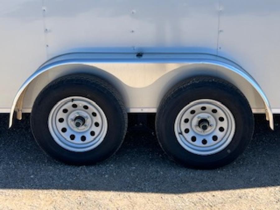 2025 Cargo Express Silver 7X16  DLX Flat Top V-nose Enclosed Cargo 7K image 5
