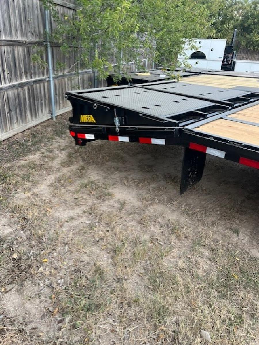Big Tex 22GN, Gooseneck, 102" x 35', 23.9K, Dovetail, Mega Ramps Image 2