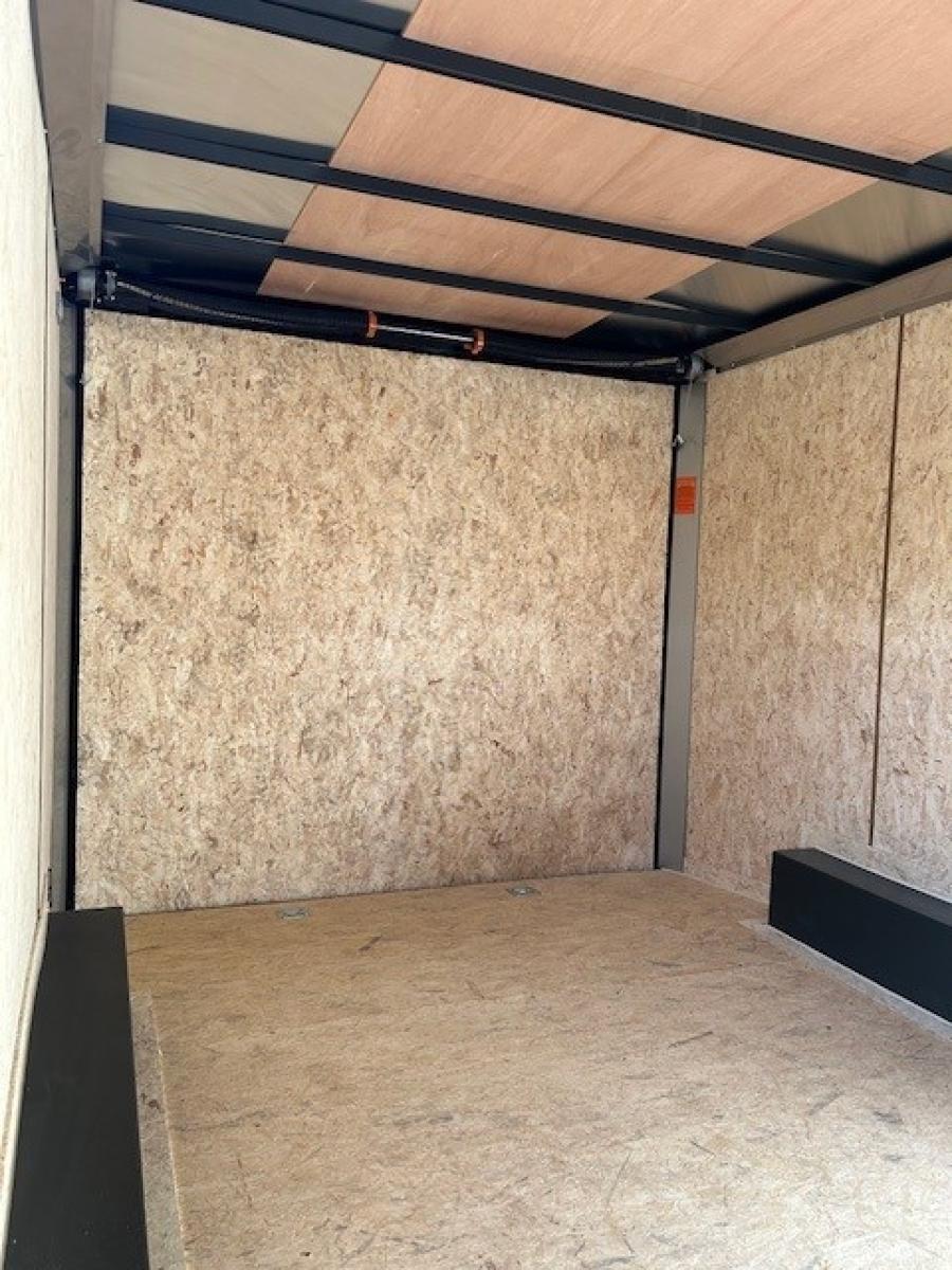 K102 85X16 ST DLX FLAT TOP V NOSE ENCLOSED CARGO 7K image 2