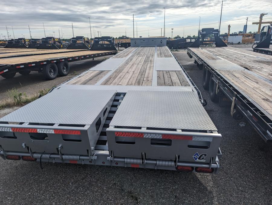 2023 Used Diamond C 40' Gooseneck/ with 12K Hyd. drop axles Image 3