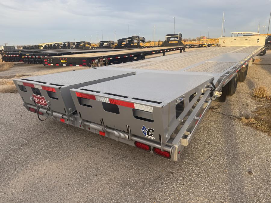 2023 Used but looks new Diamond C 40′ Gooseneck/ with 12K Hyd. drop axles Image 1