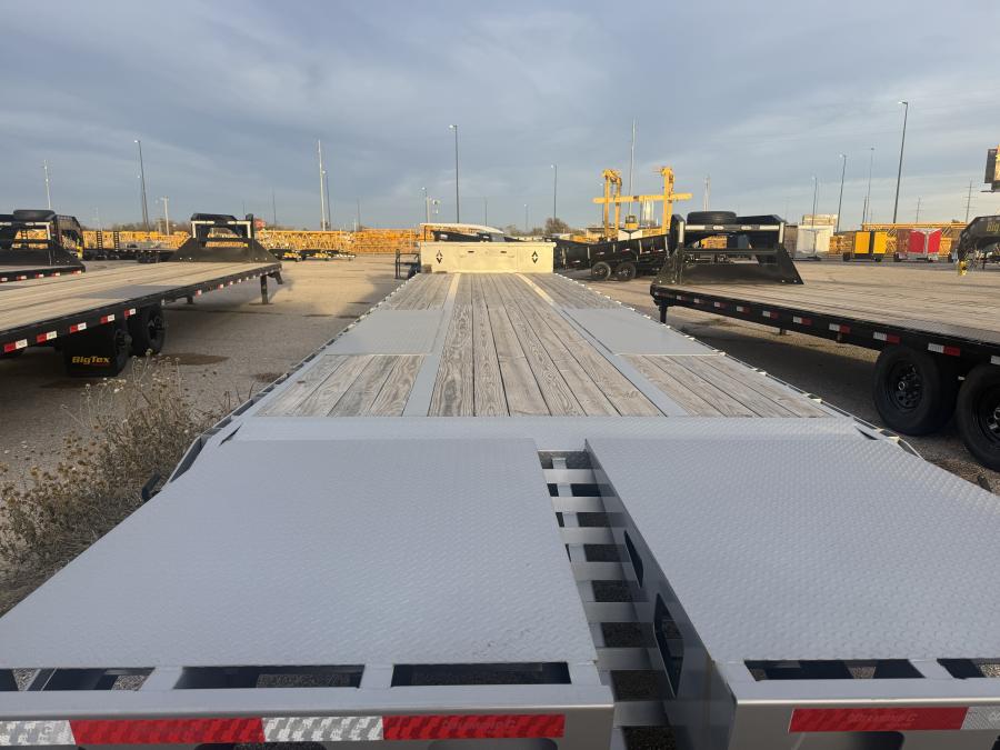 2023 Used but looks new Diamond C 40′ Gooseneck/ with 12K Hyd. drop axles Image 2