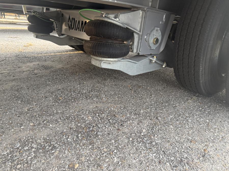 2023 Used but looks new Diamond C 40′ Gooseneck/ with 12K Hyd. drop axles Image 3