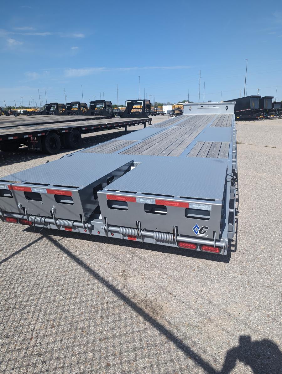2023 Used Diamond C 40' Gooseneck/ with 12K Hyd. drop axles Image 2