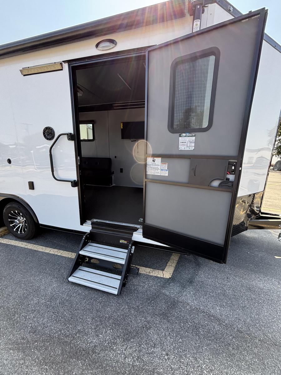 8.5×20 tandem axle enclosed cargo trailer with tons on extra’s Image 2