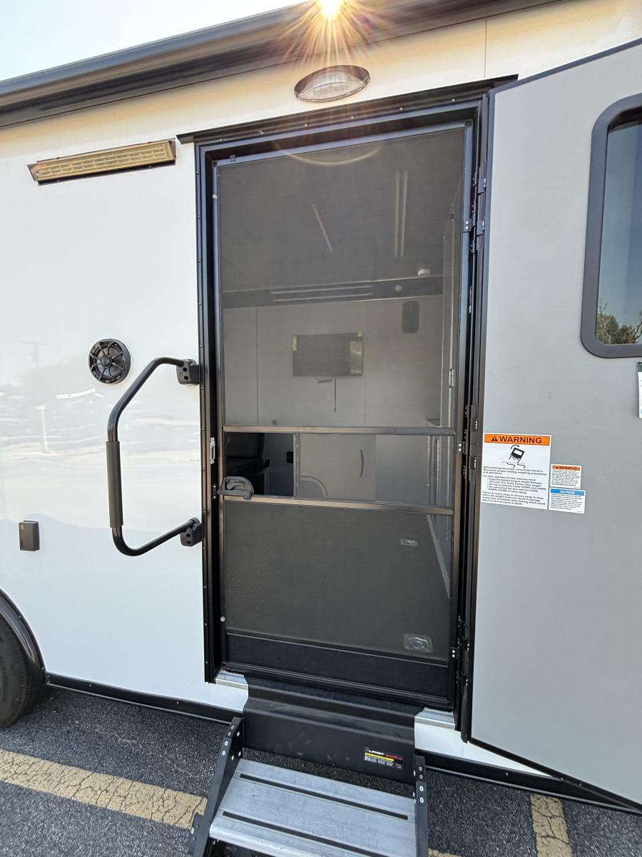 8.5×20 tandem axle enclosed cargo trailer with tons on extra’s Image 3