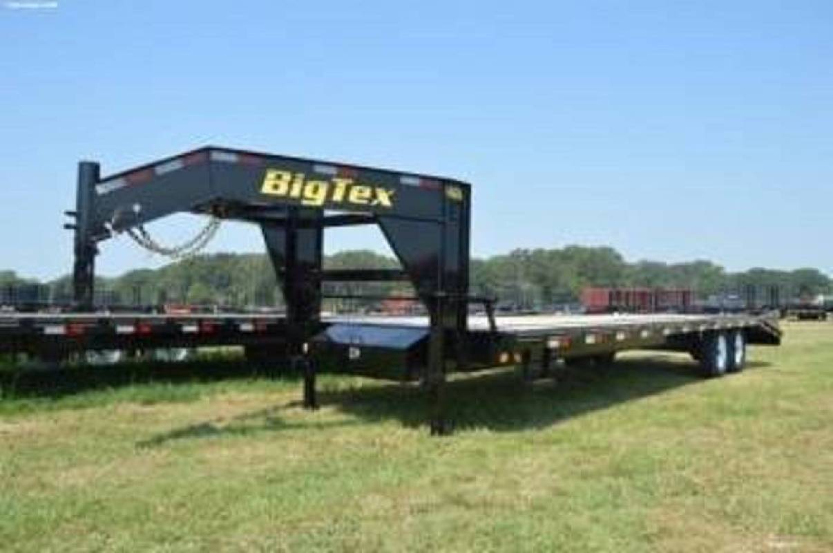 2016 Tandem Axle Gooseneck w/ Center Pop Up
