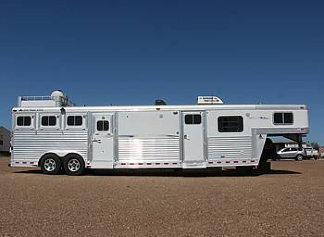 Elite 4 Horse Slant w/Extra Nice Living Quarter